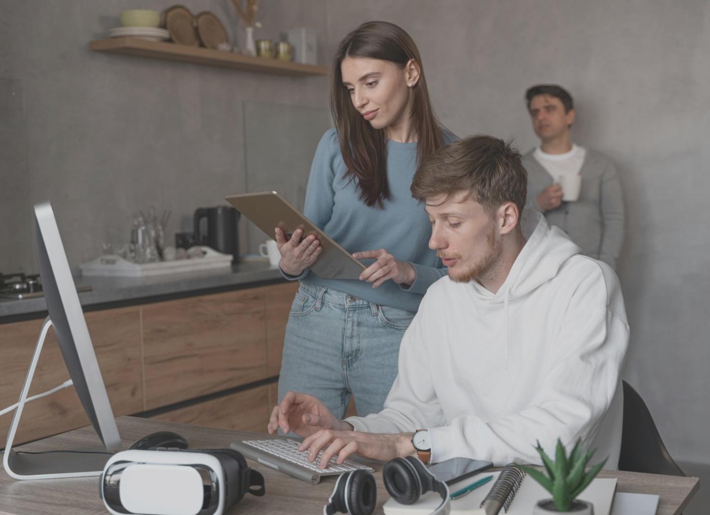 Gemeinsame Arbeitssitzung mit Dokumenten und Laptops